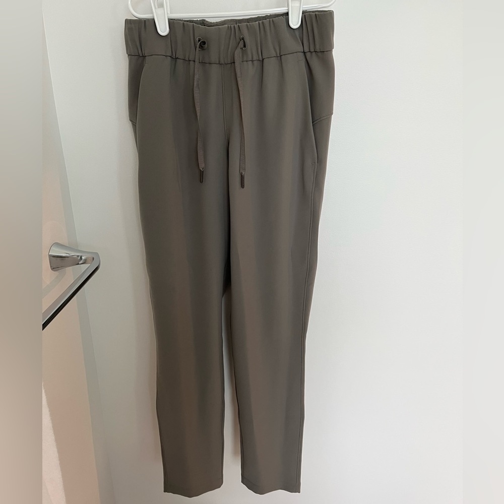 Women’s Lululemon On the Fly crop pant